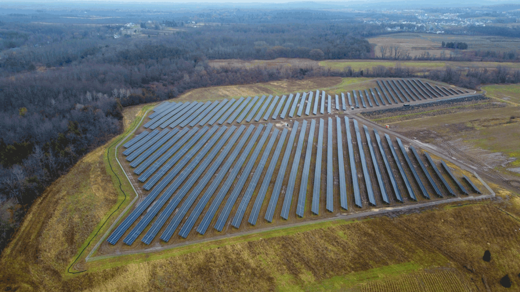aerial photo of the Novis Renewables Green Lakes solar array